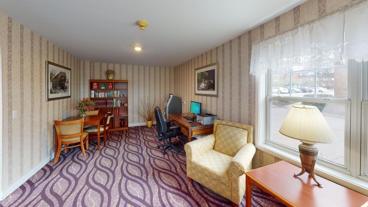 Smart Suites, Ascend Hotel Collection Саут-Бёрлингтон Экстерьер фото