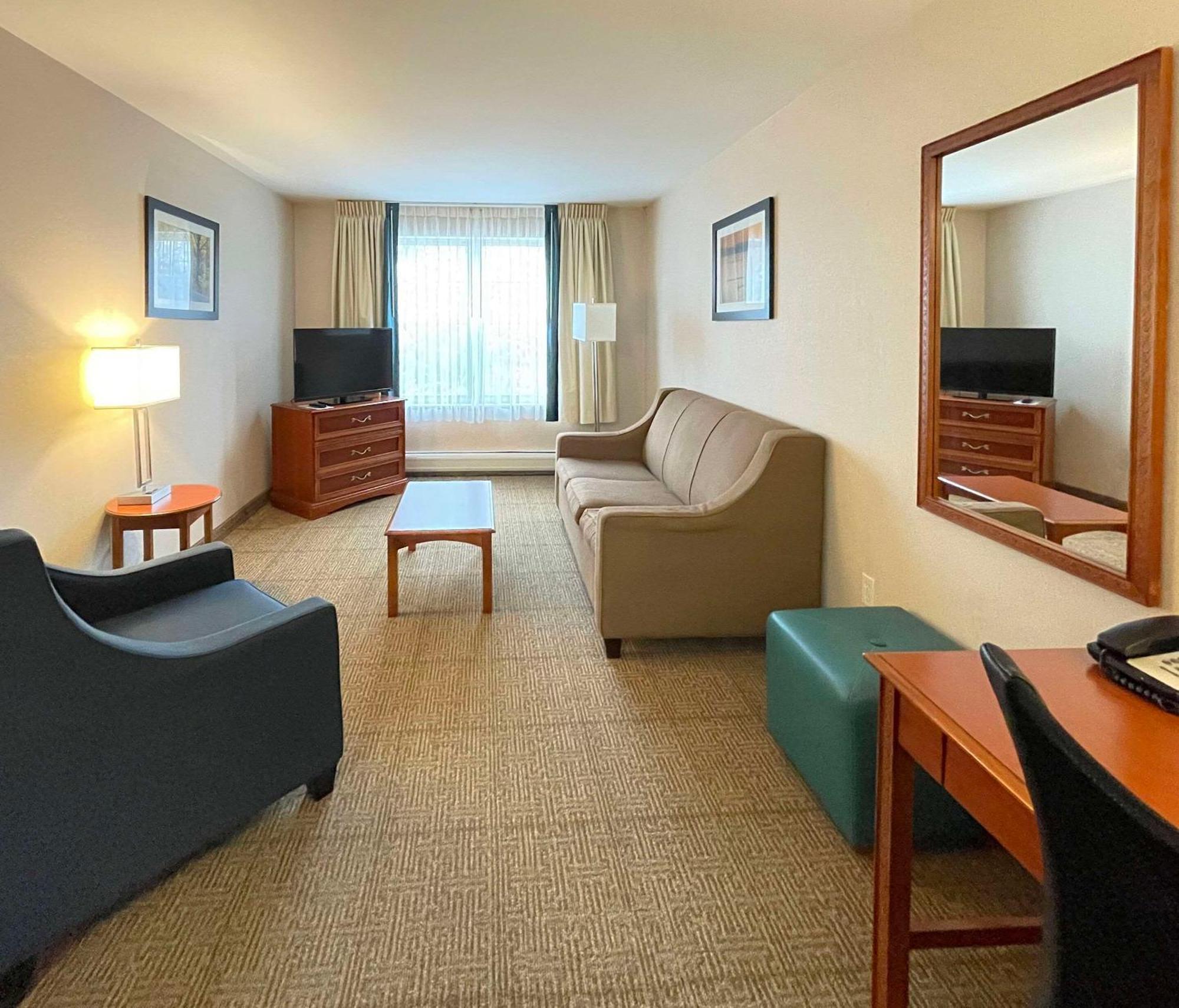 Smart Suites, Ascend Hotel Collection Саут-Бёрлингтон Экстерьер фото